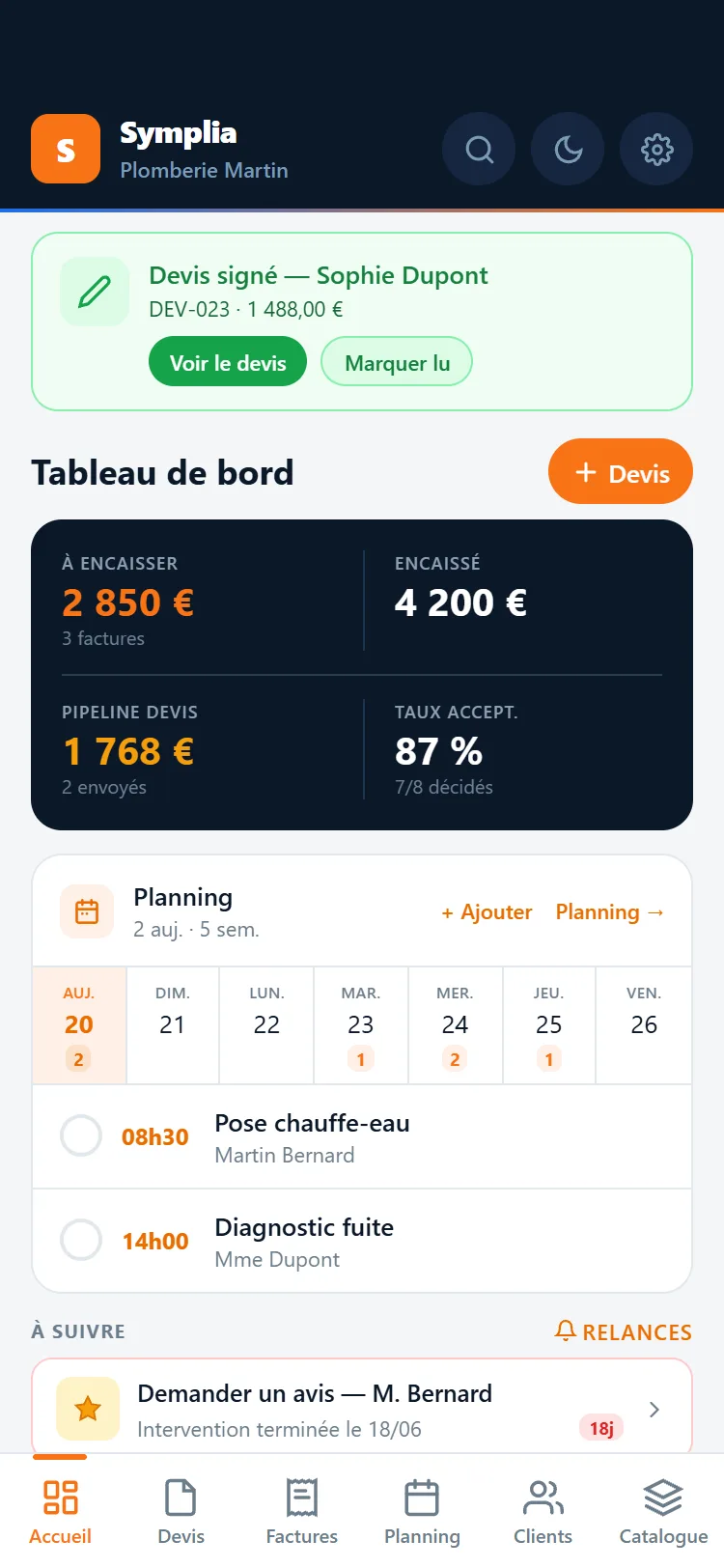 Tableau de bord Symplia sur téléphone : montants à encaisser, planning du jour, devis signé